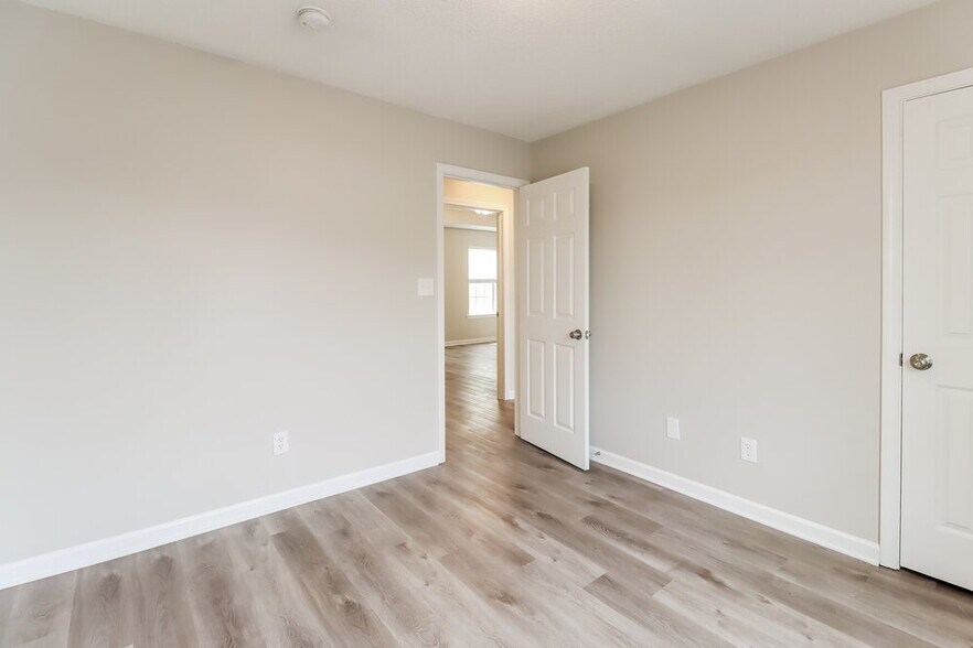 Building Photo - 1422 N Hampton Dr