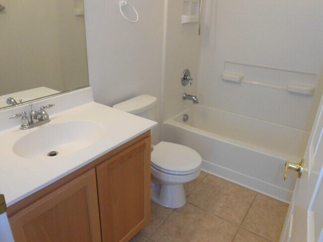 Building Photo - Spacious 2 Bedroom Home near Cactus and Ma...
