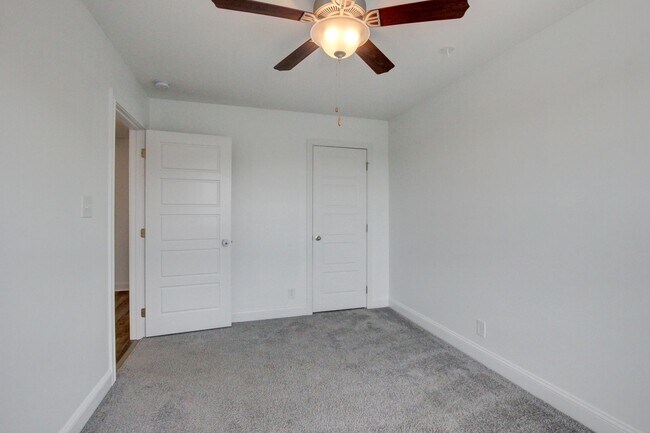 Building Photo - Fresh and so Clean Clean Close to Everything!