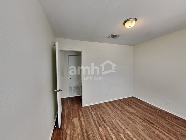 Building Photo - 2909 Tyler Ln