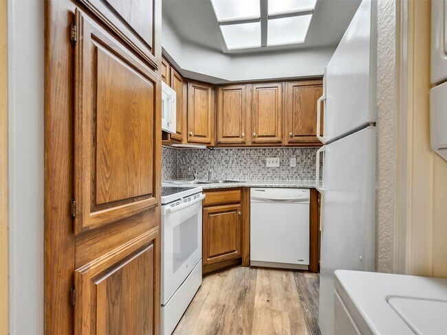 Building Photo - 921 Marine Dr
