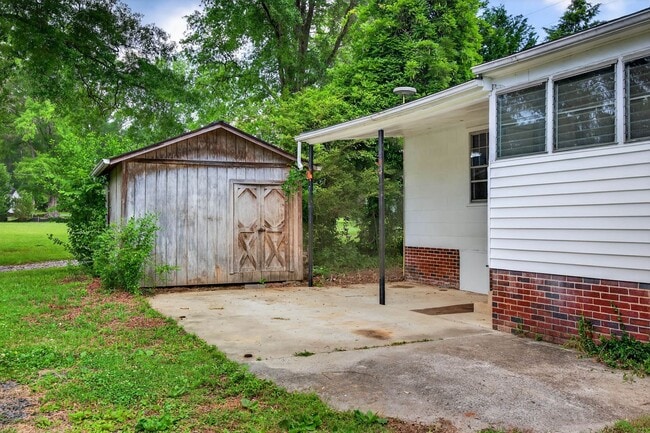 Building Photo - 2 Bedroom, 1 Bathroom House in Madison!