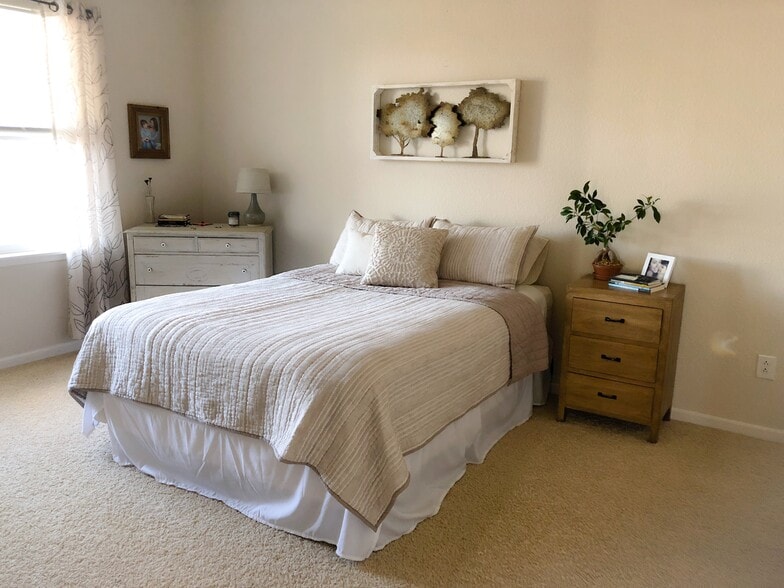 Building Photo - 2432 Owens Ave