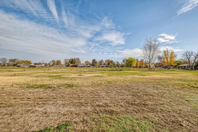 Building Photo - Large Shop w/Oversized Roll Up Doors and P...