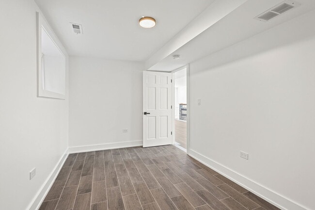 Building Photo - 3934 N Sawyer Ave