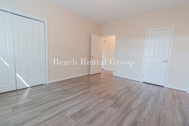 Building Photo - 3 Bedroom End Unit w/ Screened-In Balcony