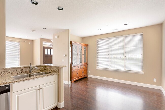 Building Photo - 3 Bedroom 2.5 Bathroom Townhome in the Hea...