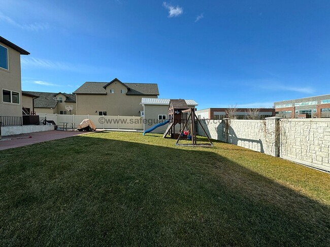 Building Photo - Beautiful Home available with Short Term L...