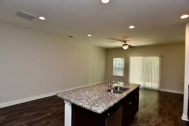 Building Photo - 3 Bed/2.5 Bath Townhome in Richmond Hill