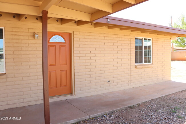 Primary Photo - 1052 Chaparral Cir