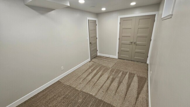 Building Photo - 2780 Wilshire Dr S