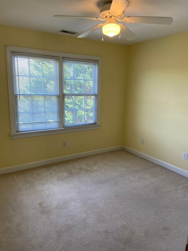 Building Photo - Gorgeous 4BR/3.5BA Townhouse in Desirable ...