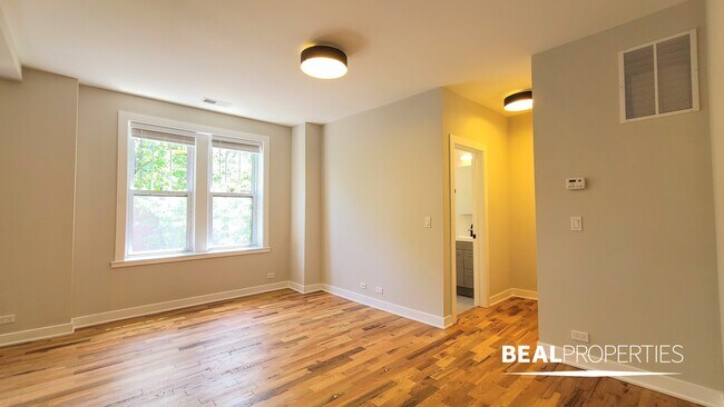 Building Photo - 654 W Wrightwood Ave
