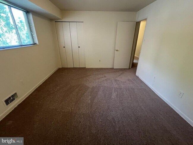 Building Photo - 10624 Kenilworth Ave