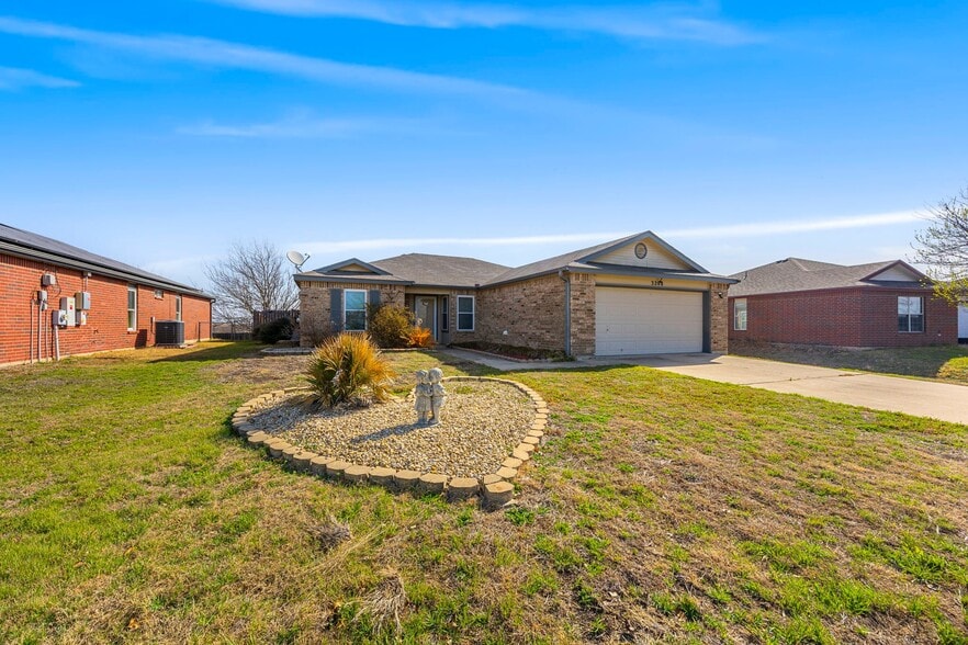 Building Photo - 3208 Viewcrest Dr