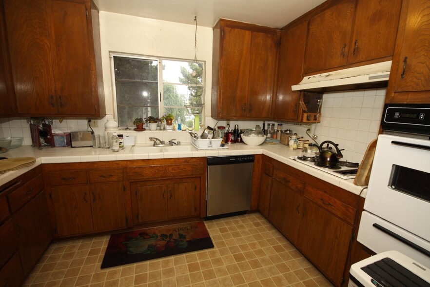 Kitchen Facing South - 11061 Missouri Ave