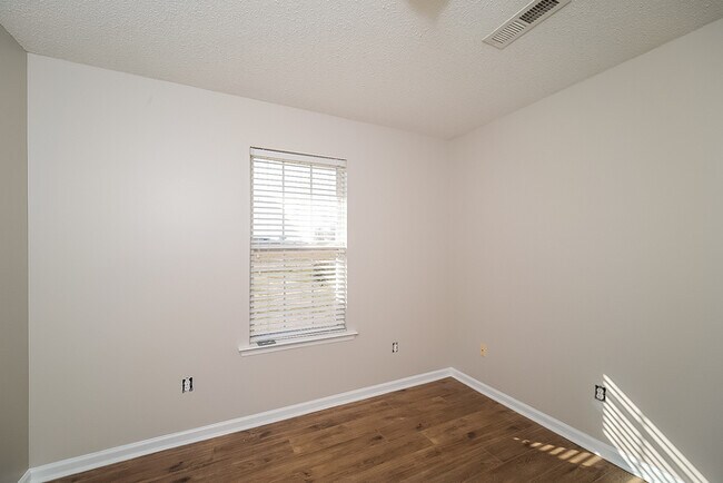 Building Photo - 467 Shady Ln