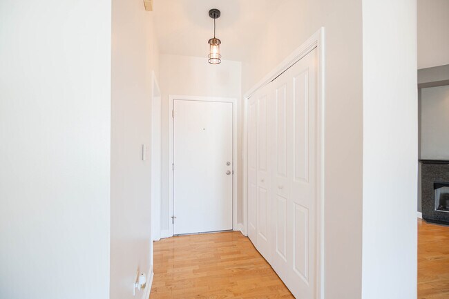 Building Photo - 680 N Green St