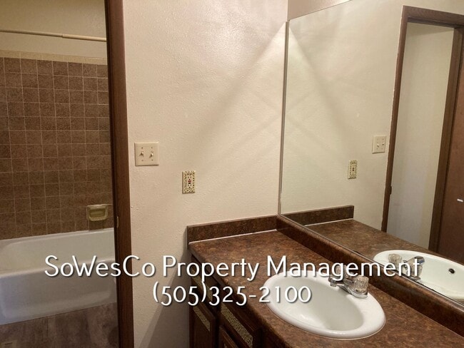 Building Photo - 3 Bedroom 2 Bath Home in Central Farmingto...
