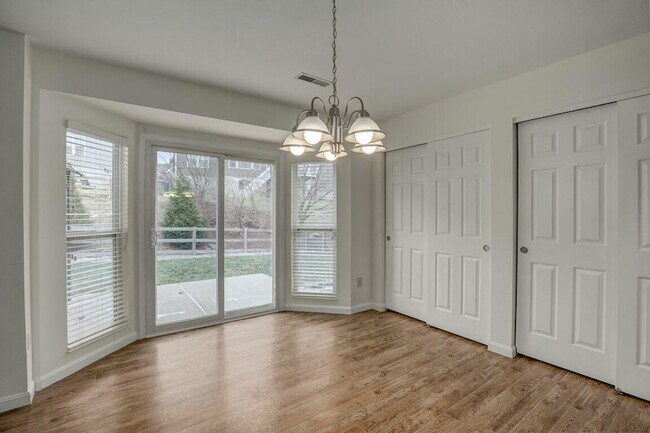 Building Photo - 10150 Meadow Glen Dr