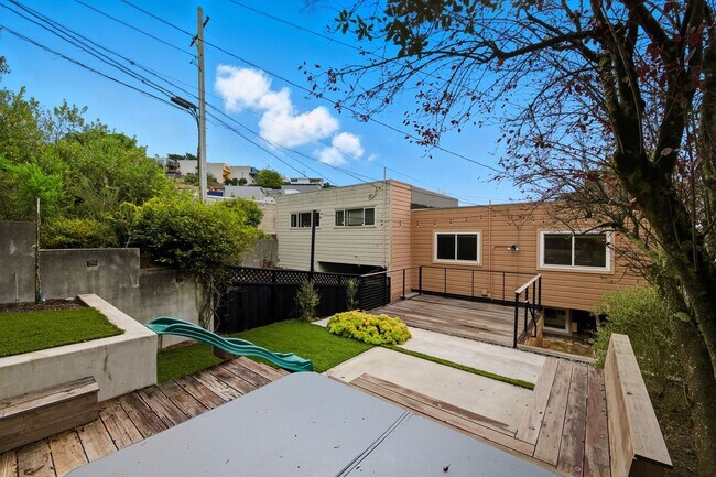 Building Photo - 805 Foerster St