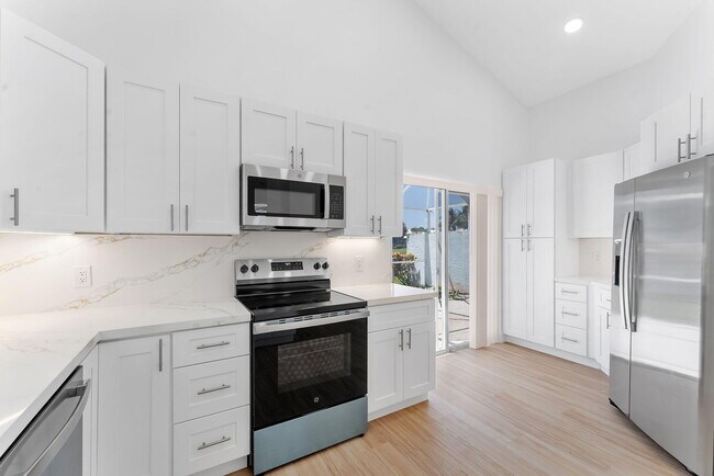Building Photo - 897 Dickens Pl