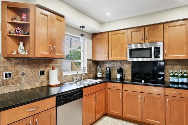 Building Photo - Charming 3 Bed/2 Bath + Den Home in Ringling Park – Minutes to Downtown Sarasota!