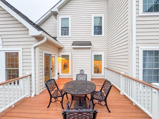 Building Photo - Lavish 4 Bed 3.5 Bath Home With Sunroom & Large Recreation Room In Desired South Riding