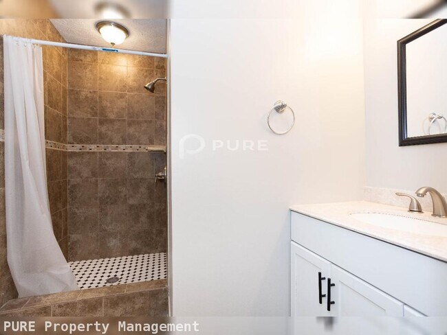 Building Photo - 2895 Lakemont Pl SW