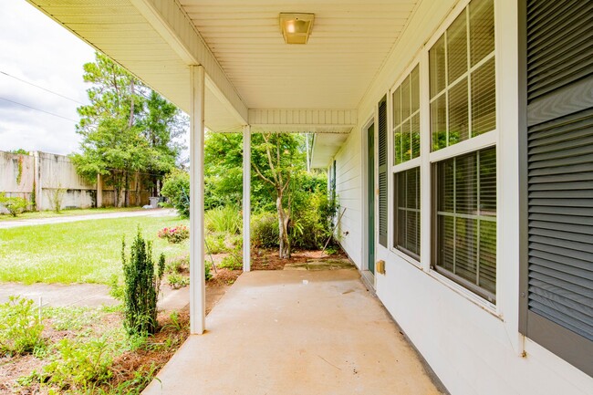 Building Photo - Close to UWF!