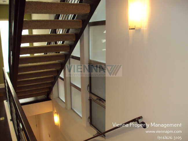 Building Photo - Modern 2 Bedroom Loft Close to Downtown