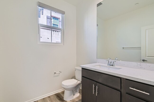 Building Photo - Stylish Three-Story Townhome with Private ...