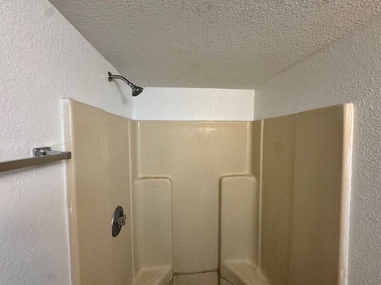 Building Photo - 306 N Iona Ave