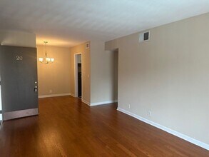 Building Photo - 1 Bedroom Condo