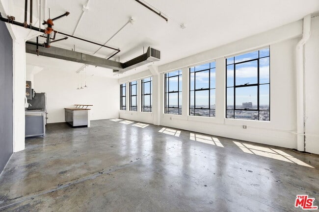 Building Photo - 315 E 8th St