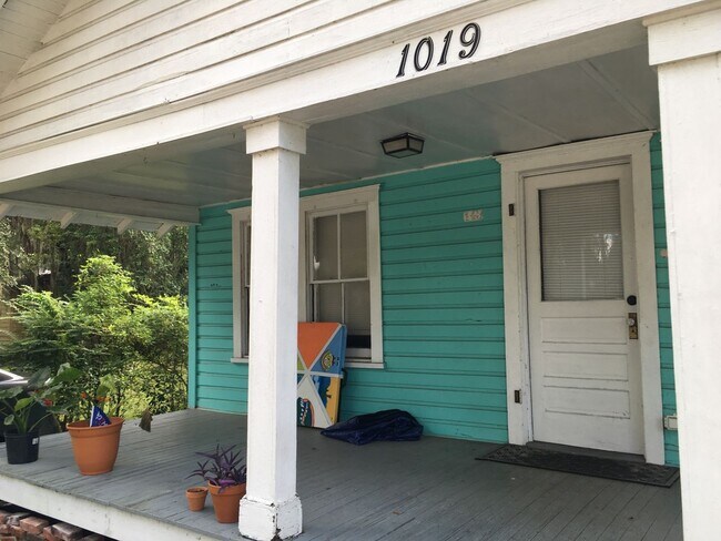 Building Photo - Large 4 Bedroom, 2 Bathroom House