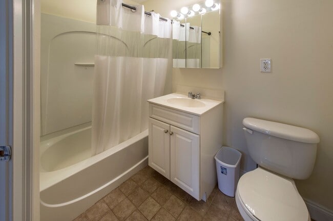 Building Photo - 2 bed/2 bath in Allston