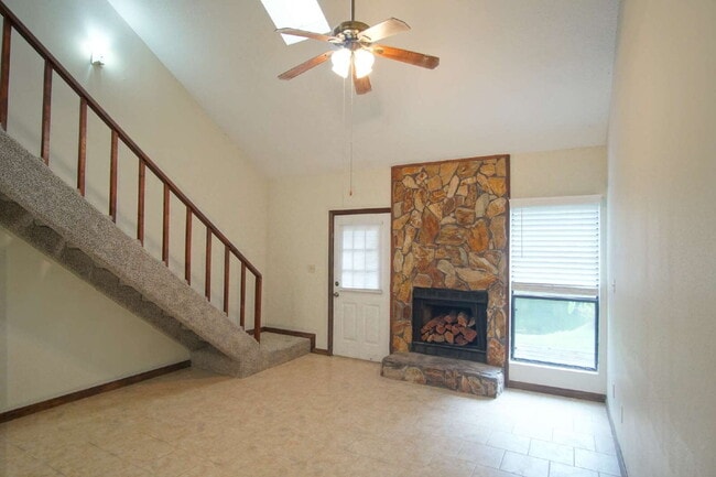 Building Photo - Spacious End-Unit Townhome with Lake Views...