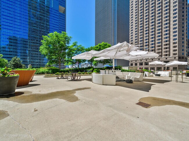 Building Photo - 225 N Columbus Dr