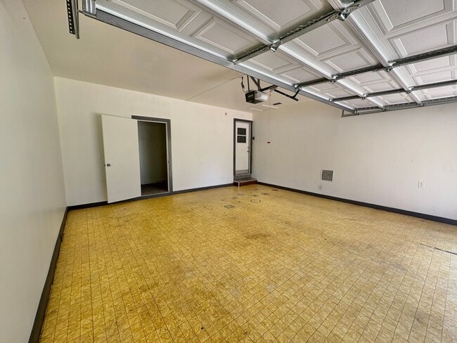 Building Photo - Spacious 3-Bed, 2-Bath Home with Large Sho...