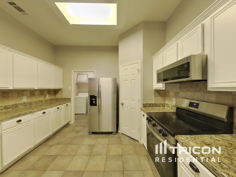 Building Photo - 834 San Jacinto Dr