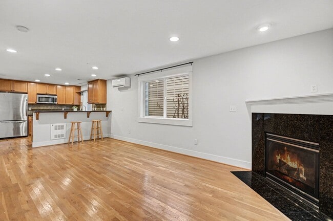 Building Photo - Move in ready refreshed 3 bed 2.5 bath town home