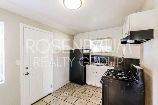 Building Photo - 302 W Flores St