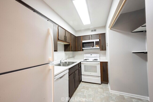 Building Photo - "Charming 2-Bed Townhouse Retreat on Progr...