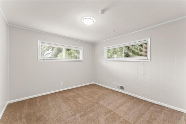 Building Photo - 2352 Elmwood Cir SE