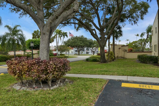 Building Photo - 6649 Somerset Dr