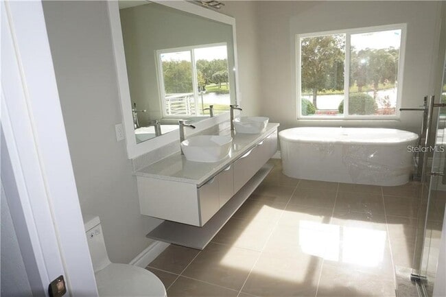 Building Photo - 1908 Greenbriar Ter