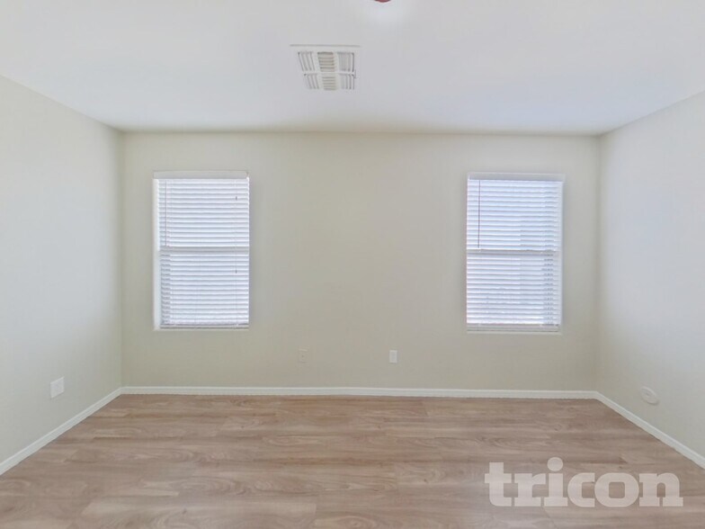 Building Photo - 39989 W Catherine Dr