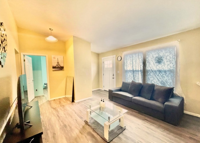 Building Photo - 1510 W Maple Ave