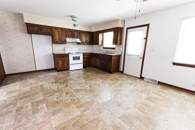 Building Photo - 306-308 Bob Court